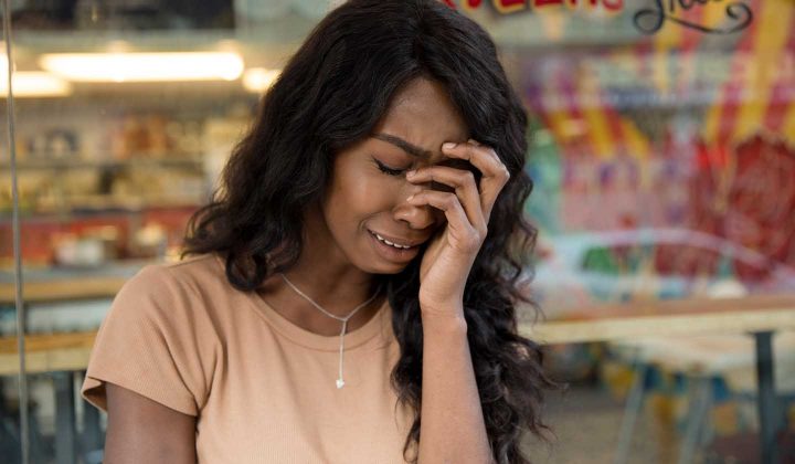 Una mujer con burnout llorando