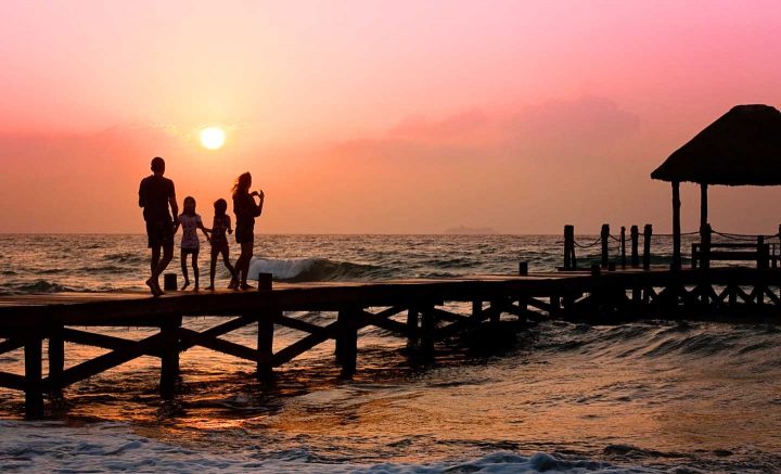 Una familia descansa en la playa