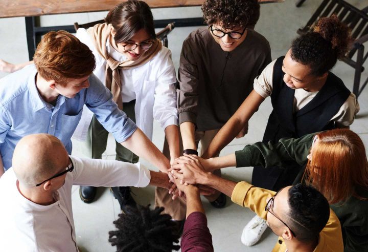 Una empresa que trabaja en equipo - Photo by fauxels from Pexels
