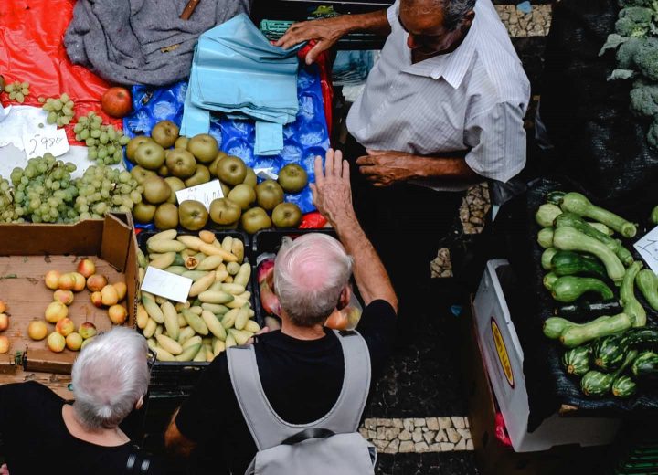 Productos frescos en el mercado agrícola