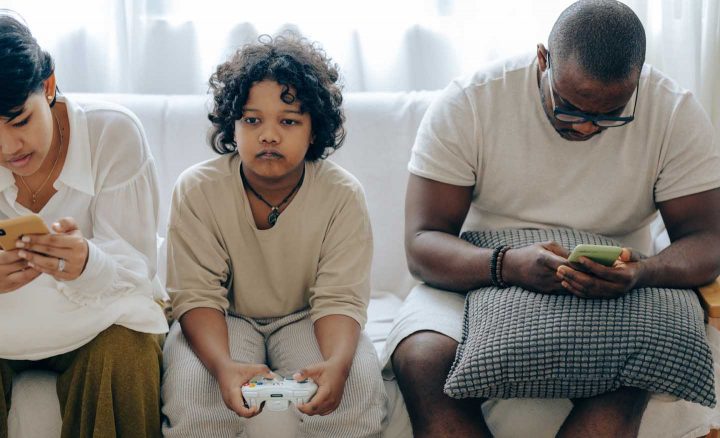 Una familia adicta a la electrónica - Photo by Ketut Subiyanto from Pexels