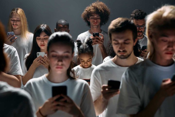 Jóvenes adictos al móvil - Photo by cottonbro from Pexels
