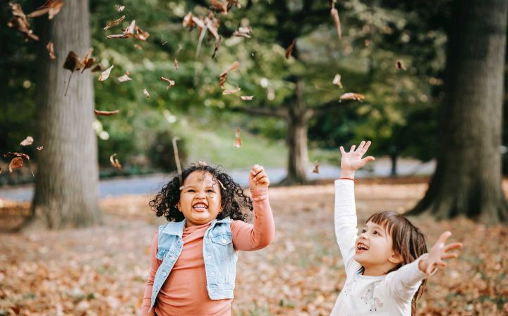Crianças brincando com folhas ao ar livre - Photo by Charles Parker from Pexels