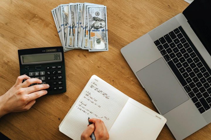 Hacer la contabilidad para determinar un presupuesto.