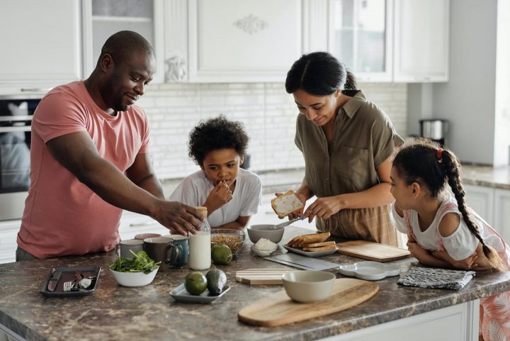 Una familia trabajando junta en la preparación de la comida.
