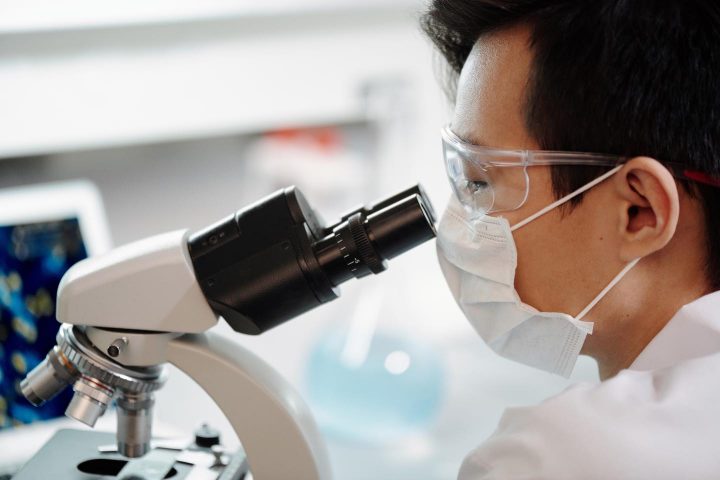 Control de calidad con un microscopio