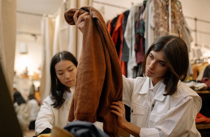 Seleccionando ropa en la tienda de segunda mano