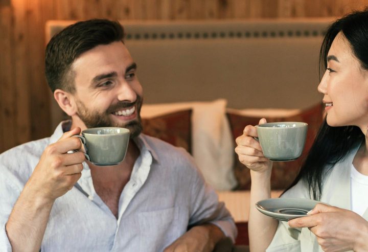 Un hombre y una mujer tomando una taza de té.