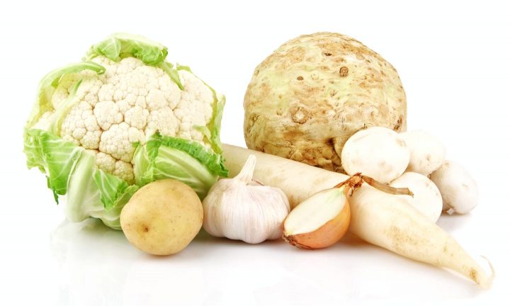 Combinación de verduras marrones y blancas, incluyendo papa, coliflor, cebolla, ajo, apio, champiñones y raíces.