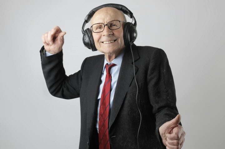 Un hombre de edad avanzada que disfruta de una grabación musical