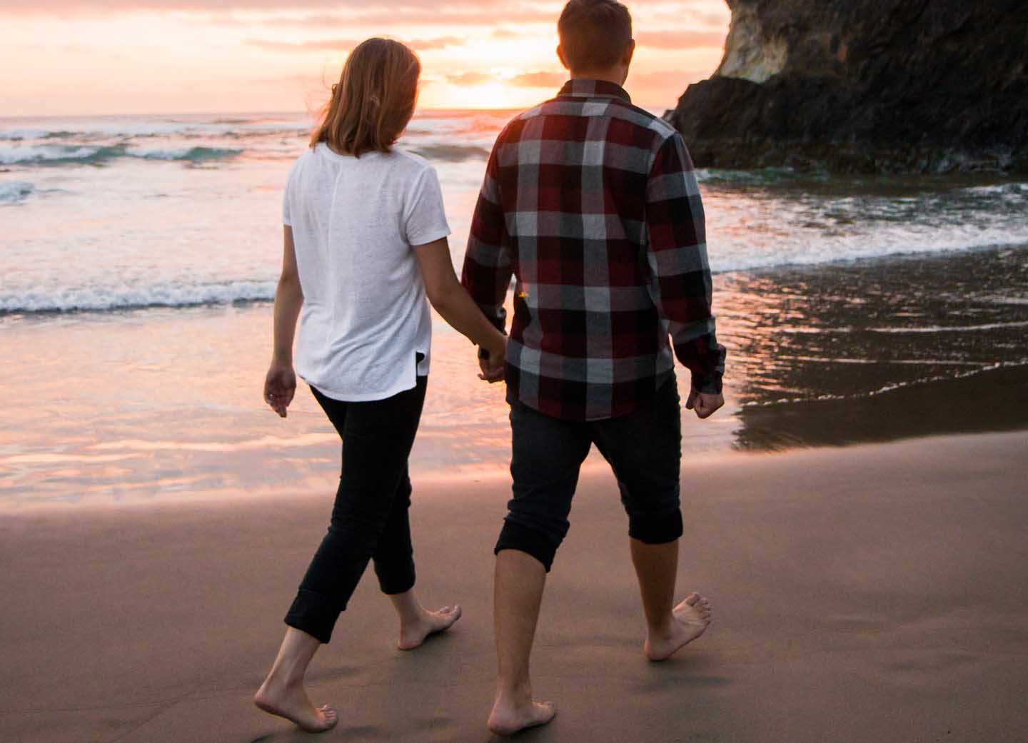 Una pareja paseando por la playa - Photo by Arthur Ogleznev from Pexels