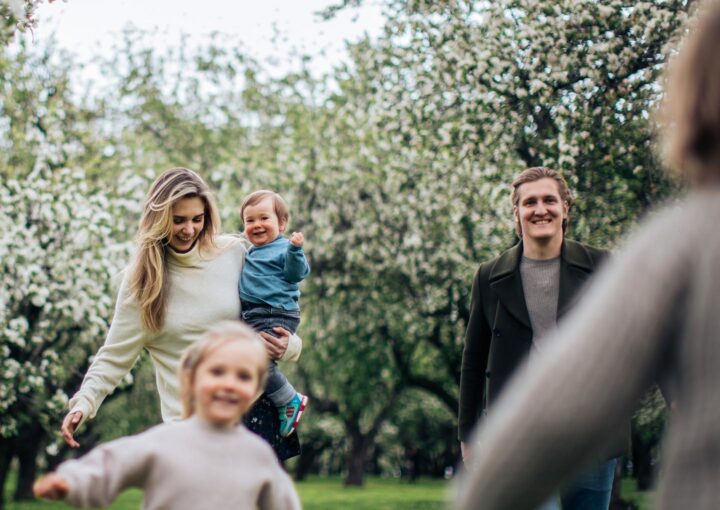 Una familia paseando por un parque
