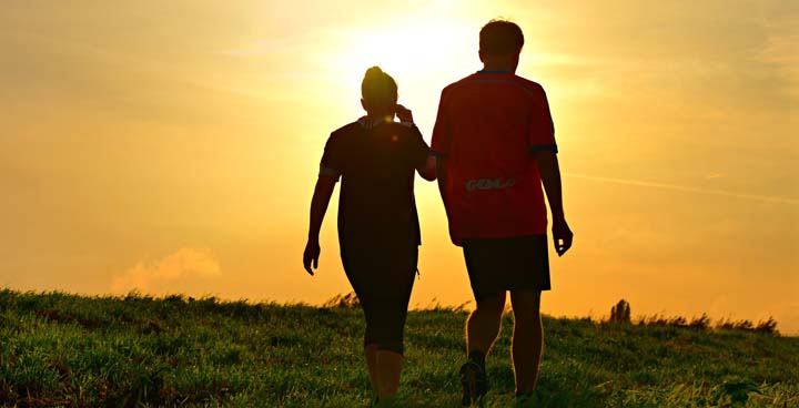 Una pareja caminando