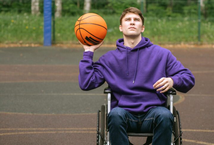Un hombre juega al basket en silla de ruedas