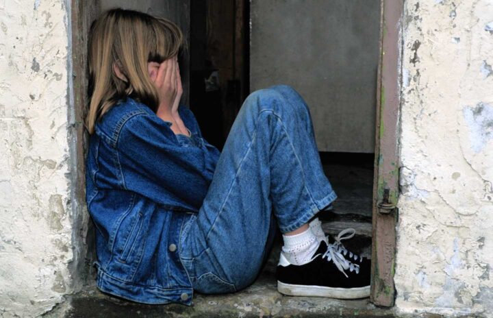 Un niño con una profunda tristeza