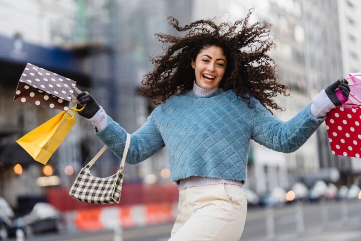 Una mujer eufórica haciendo compras.