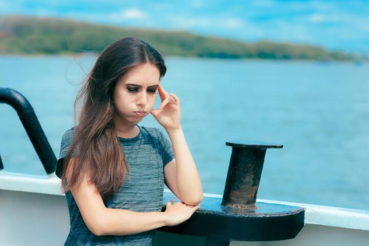Una mujer mareada en un barco