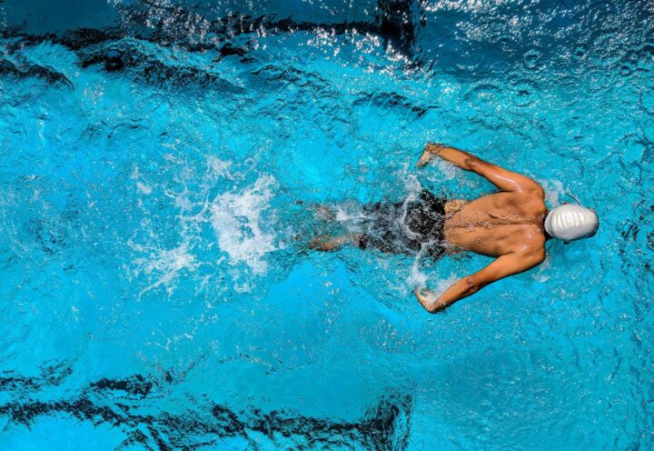 Un hombre nadando en una piscina