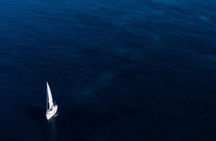 Un velero navegando con buen viento.